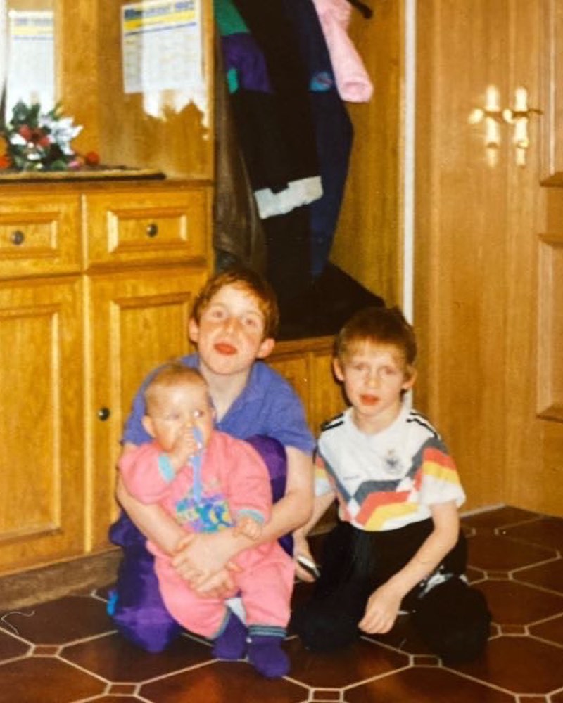 Ein paar völlig verschiedene Fotos aus meinem Leben. 

Vom Dorfkindfußballer zum Punk, vom Metaller zum Pseudorocker und vom Türsteher unterwegs mit verrückten Hooligans zum DJ und Barkeeper. Vom Heizungsmonteur zum  Rettungssanitäter, Krankenpfleger, Erzieher und Lehrer. Wahnsinn ….. ich sag oft, dieses Leben muss man erstmal überleben und hat mich bis heute geprägt. 

Ein Leben, dass ich gerne festgehalten möchte. 

Hierzu sammle ich noch alte Fotos von mir. Falls jemand was hat gerne melden. Am besten aus der Punk Zeit 😉

Meine Idee war, einfach mal ein paar geile Geschichten als Video Blog. Meine Kindheit und einige geile unglaubliche Erlebnisse. Eine Reise in meine Vergangenheit. 
Die Videos sollen 15-25 Minuten gehen. Zum einen ist es mir selbst wichtig, weil die Erinnerungen schon oft verschwimmt und ich das unbedingt festhalten möchte. Nicht nur für mich sondern auch für für meine Familie, meine Kumpels und Weggefährten. 😀

Wie wurde ich zu diesem Menschen der ich heute bin. Ich hab da irgendwie Lust drauf und möchte das mal versuchen, sobald es mir besser geht.

Es gibt vieles zu erzählen. Mann sagt ja immer der muss sich erst die Hörner abstoßen. Ich hatte wohl ein Geweih. Trotzdem ist so im Nachhinein was aus dem Kerl geworden. 😉 hier möchte ich euch entführen in die Vergangenheit. Mir gefällt die Idee schon länger, ich verwende natürlich keine echten Namen usw. 😀✅

#krebsisteinarschloch #darmkrebs#krebskämpfer #krebskrank #cancer #mutmacher #cancerfighter #lifestyle#cancerblogger #lifeisgood #lifeisbeautiful #lifecoachin #palliativ #darmkrebs#lifeofadventure #dasistpalliativ #selfie #healthylifestyle #healthy #gesundheit #gesundleben #krank #krankheit #lebensfreude #darmkrebskämpfer #krebskrank  #cancerfighter #lebedeinleben #lebensmotto #fickdichkrebs #zitate 
#fckcancer