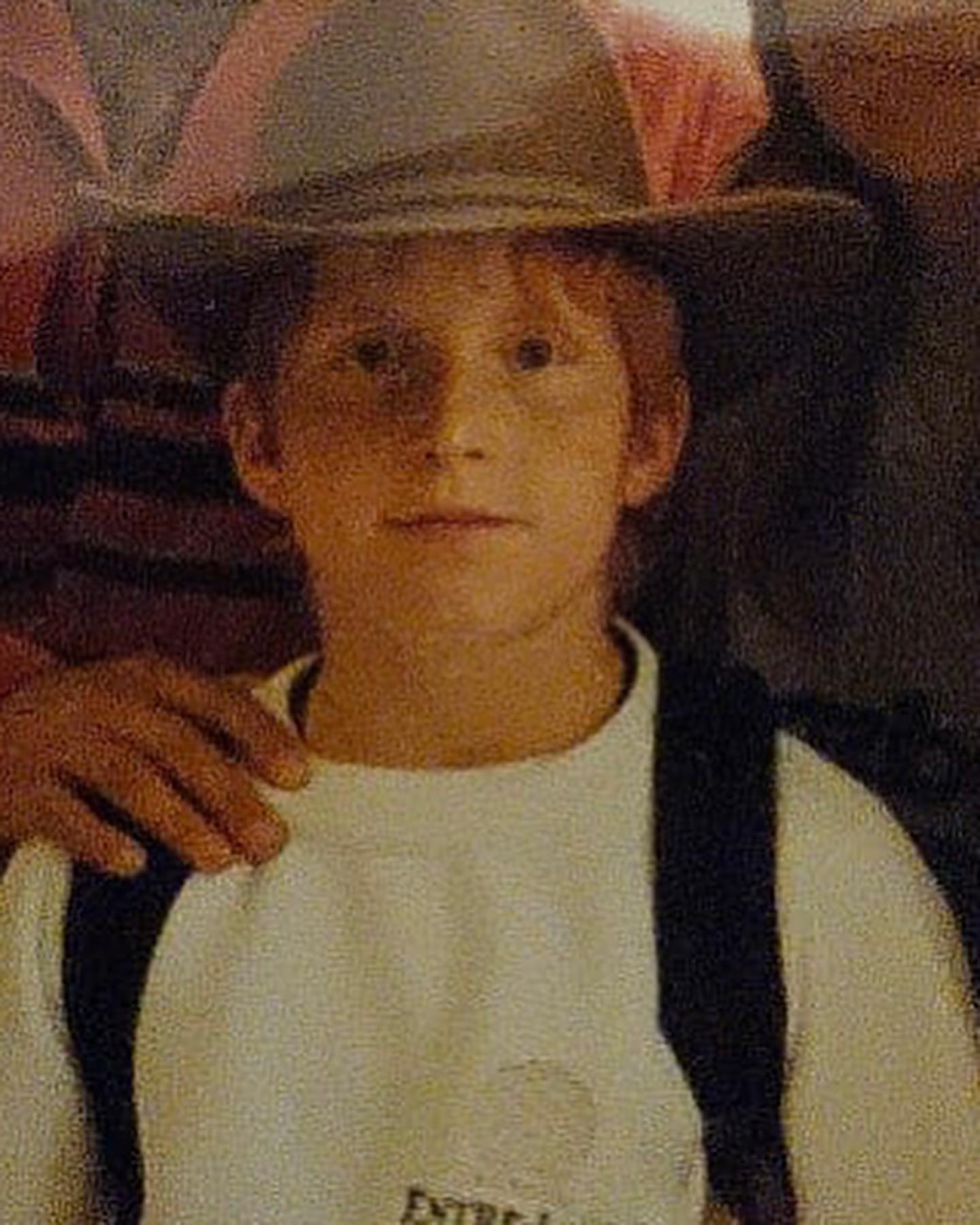 Ein paar völlig verschiedene Fotos aus meinem Leben. 

Vom Dorfkindfußballer zum Punk, vom Metaller zum Pseudorocker und vom Türsteher unterwegs mit verrückten Hooligans zum DJ und Barkeeper. Vom Heizungsmonteur zum  Rettungssanitäter, Krankenpfleger, Erzieher und Lehrer. Wahnsinn ….. ich sag oft, dieses Leben muss man erstmal überleben und hat mich bis heute geprägt. 

Ein Leben, dass ich gerne festgehalten möchte. 

Hierzu sammle ich noch alte Fotos von mir. Falls jemand was hat gerne melden. Am besten aus der Punk Zeit 😉

Meine Idee war, einfach mal ein paar geile Geschichten als Video Blog. Meine Kindheit und einige geile unglaubliche Erlebnisse. Eine Reise in meine Vergangenheit. 
Die Videos sollen 15-25 Minuten gehen. Zum einen ist es mir selbst wichtig, weil die Erinnerungen schon oft verschwimmt und ich das unbedingt festhalten möchte. Nicht nur für mich sondern auch für für meine Familie, meine Kumpels und Weggefährten. 😀

Wie wurde ich zu diesem Menschen der ich heute bin. Ich hab da irgendwie Lust drauf und möchte das mal versuchen, sobald es mir besser geht.

Es gibt vieles zu erzählen. Mann sagt ja immer der muss sich erst die Hörner abstoßen. Ich hatte wohl ein Geweih. Trotzdem ist so im Nachhinein was aus dem Kerl geworden. 😉 hier möchte ich euch entführen in die Vergangenheit. Mir gefällt die Idee schon länger, ich verwende natürlich keine echten Namen usw. 😀✅

#krebsisteinarschloch #darmkrebs#krebskämpfer #krebskrank #cancer #mutmacher #cancerfighter #lifestyle#cancerblogger #lifeisgood #lifeisbeautiful #lifecoachin #palliativ #darmkrebs#lifeofadventure #dasistpalliativ #selfie #healthylifestyle #healthy #gesundheit #gesundleben #krank #krankheit #lebensfreude #darmkrebskämpfer #krebskrank  #cancerfighter #lebedeinleben #lebensmotto #fickdichkrebs #zitate 
#fckcancer