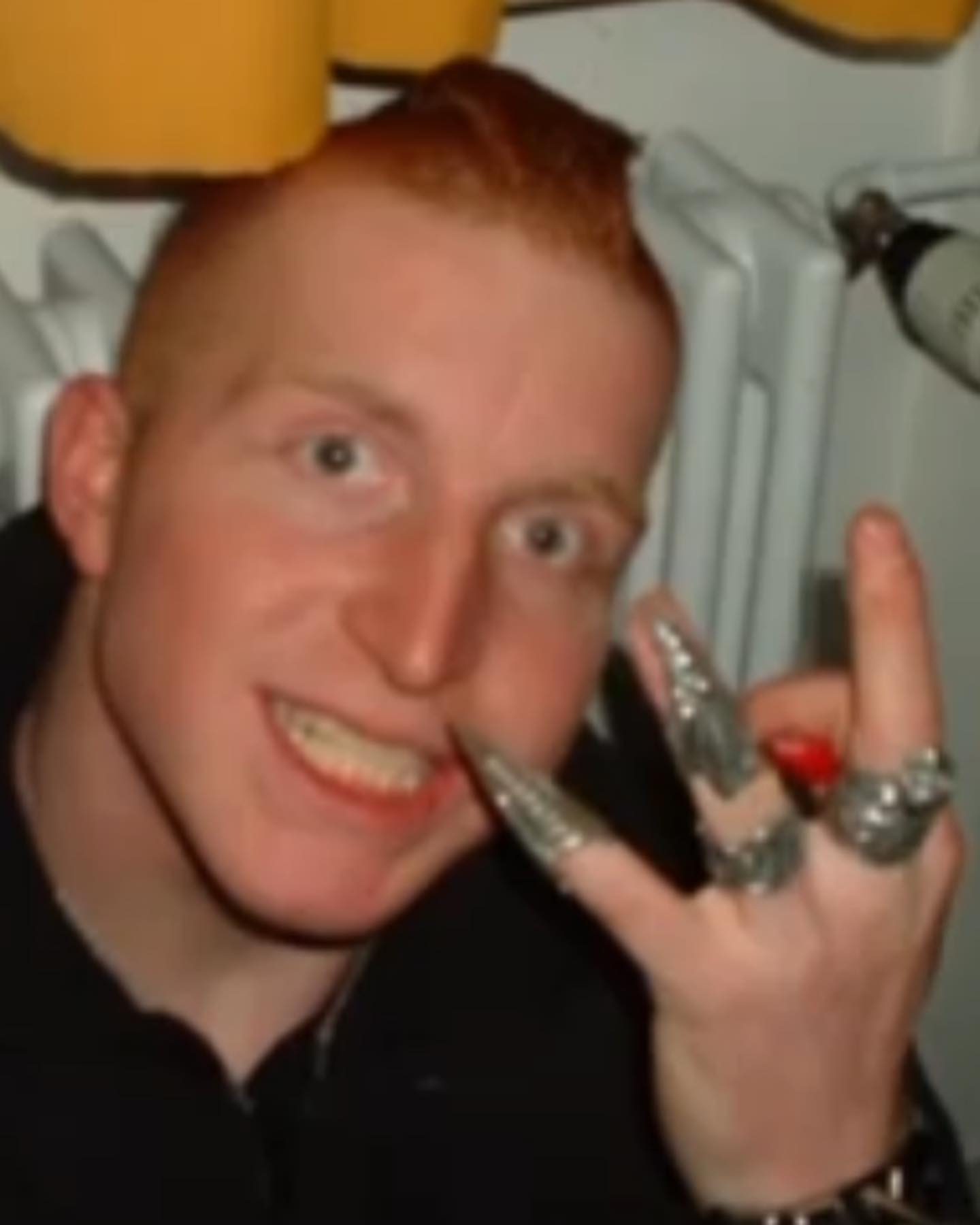 Ein paar völlig verschiedene Fotos aus meinem Leben. 

Vom Dorfkindfußballer zum Punk, vom Metaller zum Pseudorocker und vom Türsteher unterwegs mit verrückten Hooligans zum DJ und Barkeeper. Vom Heizungsmonteur zum  Rettungssanitäter, Krankenpfleger, Erzieher und Lehrer. Wahnsinn ….. ich sag oft, dieses Leben muss man erstmal überleben und hat mich bis heute geprägt. 

Ein Leben, dass ich gerne festgehalten möchte. 

Hierzu sammle ich noch alte Fotos von mir. Falls jemand was hat gerne melden. Am besten aus der Punk Zeit 😉

Meine Idee war, einfach mal ein paar geile Geschichten als Video Blog. Meine Kindheit und einige geile unglaubliche Erlebnisse. Eine Reise in meine Vergangenheit. 
Die Videos sollen 15-25 Minuten gehen. Zum einen ist es mir selbst wichtig, weil die Erinnerungen schon oft verschwimmt und ich das unbedingt festhalten möchte. Nicht nur für mich sondern auch für für meine Familie, meine Kumpels und Weggefährten. 😀

Wie wurde ich zu diesem Menschen der ich heute bin. Ich hab da irgendwie Lust drauf und möchte das mal versuchen, sobald es mir besser geht.

Es gibt vieles zu erzählen. Mann sagt ja immer der muss sich erst die Hörner abstoßen. Ich hatte wohl ein Geweih. Trotzdem ist so im Nachhinein was aus dem Kerl geworden. 😉 hier möchte ich euch entführen in die Vergangenheit. Mir gefällt die Idee schon länger, ich verwende natürlich keine echten Namen usw. 😀✅

#krebsisteinarschloch #darmkrebs#krebskämpfer #krebskrank #cancer #mutmacher #cancerfighter #lifestyle#cancerblogger #lifeisgood #lifeisbeautiful #lifecoachin #palliativ #darmkrebs#lifeofadventure #dasistpalliativ #selfie #healthylifestyle #healthy #gesundheit #gesundleben #krank #krankheit #lebensfreude #darmkrebskämpfer #krebskrank  #cancerfighter #lebedeinleben #lebensmotto #fickdichkrebs #zitate 
#fckcancer