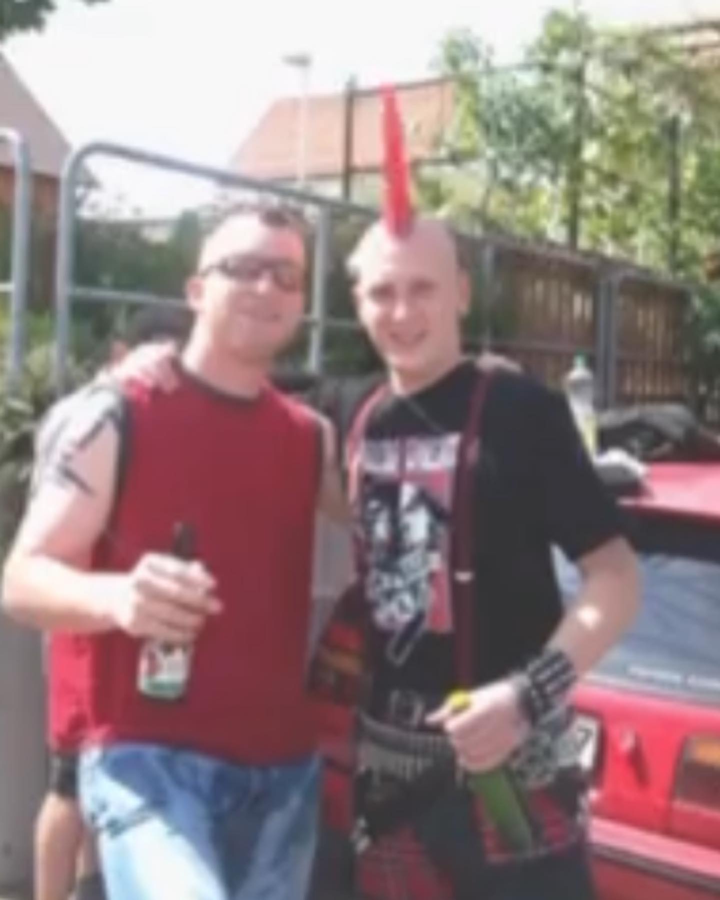 Ein paar völlig verschiedene Fotos aus meinem Leben. 

Vom Dorfkindfußballer zum Punk, vom Metaller zum Pseudorocker und vom Türsteher unterwegs mit verrückten Hooligans zum DJ und Barkeeper. Vom Heizungsmonteur zum  Rettungssanitäter, Krankenpfleger, Erzieher und Lehrer. Wahnsinn ….. ich sag oft, dieses Leben muss man erstmal überleben und hat mich bis heute geprägt. 

Ein Leben, dass ich gerne festgehalten möchte. 

Hierzu sammle ich noch alte Fotos von mir. Falls jemand was hat gerne melden. Am besten aus der Punk Zeit 😉

Meine Idee war, einfach mal ein paar geile Geschichten als Video Blog. Meine Kindheit und einige geile unglaubliche Erlebnisse. Eine Reise in meine Vergangenheit. 
Die Videos sollen 15-25 Minuten gehen. Zum einen ist es mir selbst wichtig, weil die Erinnerungen schon oft verschwimmt und ich das unbedingt festhalten möchte. Nicht nur für mich sondern auch für für meine Familie, meine Kumpels und Weggefährten. 😀

Wie wurde ich zu diesem Menschen der ich heute bin. Ich hab da irgendwie Lust drauf und möchte das mal versuchen, sobald es mir besser geht.

Es gibt vieles zu erzählen. Mann sagt ja immer der muss sich erst die Hörner abstoßen. Ich hatte wohl ein Geweih. Trotzdem ist so im Nachhinein was aus dem Kerl geworden. 😉 hier möchte ich euch entführen in die Vergangenheit. Mir gefällt die Idee schon länger, ich verwende natürlich keine echten Namen usw. 😀✅

#krebsisteinarschloch #darmkrebs#krebskämpfer #krebskrank #cancer #mutmacher #cancerfighter #lifestyle#cancerblogger #lifeisgood #lifeisbeautiful #lifecoachin #palliativ #darmkrebs#lifeofadventure #dasistpalliativ #selfie #healthylifestyle #healthy #gesundheit #gesundleben #krank #krankheit #lebensfreude #darmkrebskämpfer #krebskrank  #cancerfighter #lebedeinleben #lebensmotto #fickdichkrebs #zitate 
#fckcancer