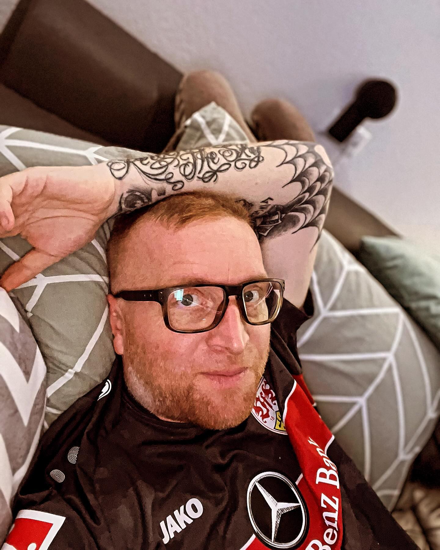 Die Position kennen wir ja. Beine leicht angewinkelt und leicht den Arm oben und aufpassen. So kann ich auch auf den Sofa liegen. Ich muss nachdenken wie es am wenigsten weh tut. Oft geht’s auch garnicht und ich muss einfach grad sitzen um am besten klar zu kommen. Die Leber macht mir wieder diese Schmerzen. Blöde Leber. Dieses Jahr ärgerst du mich ständig. Nochmal eine Punktion und nochmal starke Schmerzen. Aber vielleicht wird’s ja dann besser wenn der Druck evlt nachlässt. 
Bisher bin ich zufrieden mit meinem neuen Schmerzmittel für den Akutfall. Hatte erst Angst das Methadon plötzlich abzusetzen ob das irgendwie was macht, aber ging ganz gut. Hydro 2,6 akut sind nun das Mittel der Wahl. Ich komme gut klar und die Attacken die grade wieder tgl. sind kann ich damit in den Griff bekommen. So wie grade eben. Plötzlich auftretender unheimlicher Schmerz an der Leberseite unter dem Brustkorb. Wahnsinn wie einen das zuschnürt, mir wird schlecht und ich bin komplett KO kann garnix machen in diesen Momenten. Das ganze geht dann ne Weile und ich muss sofort die Tablette einwerfen und warten bis es vorbeigeht. Die Intensität ist bei 7-8 und wenn es nicht nach 30min hilft hab ich kaum noch Optionen außer den Rettungsdienst aktuell. Weil was ich dann bräuchte ist leider nur noch unter Beobachtung zu bewerkstelligen, also sprich ein bisschen höher auf der Opiatleiter und IV. Das ist grad so meine Baustelle. 
Dasbust mein täglicher Kampf und dafür gebe ich alles jeden Tag, das raubt meine Kraft und meine Laune. Trotzdem bin ich stärker und versuche so gut es geht aktuell trotz ausruhen ab und zu was kleines zu machen täglich. Wenn’s nur was minimales ist wie ne PlayStation. Sich kleine realistische Ziele setzen, das ist hier grad die Kunst jeden Tag. 
Sich immer zu motivieren das .#darmkrebs#krebskämpfer #krebskrank #cancer #mutmacher #cancerfighter #lifestyle#cancerblogger #lifeisgood #lifeisbeautiful #lifecoachin #palliativ #darmkrebs#lifeofadventure #dasistpalliativ #selfie #healthylifestyle #healthy #gesundheit #gesundleben #krank #krankheit #lebensfreude #darmkrebskämpfer #krebskrank  #cancerfighter #lebedeinleben #lebensmotto #fickdichkrebs #zitate 
#fckcancer