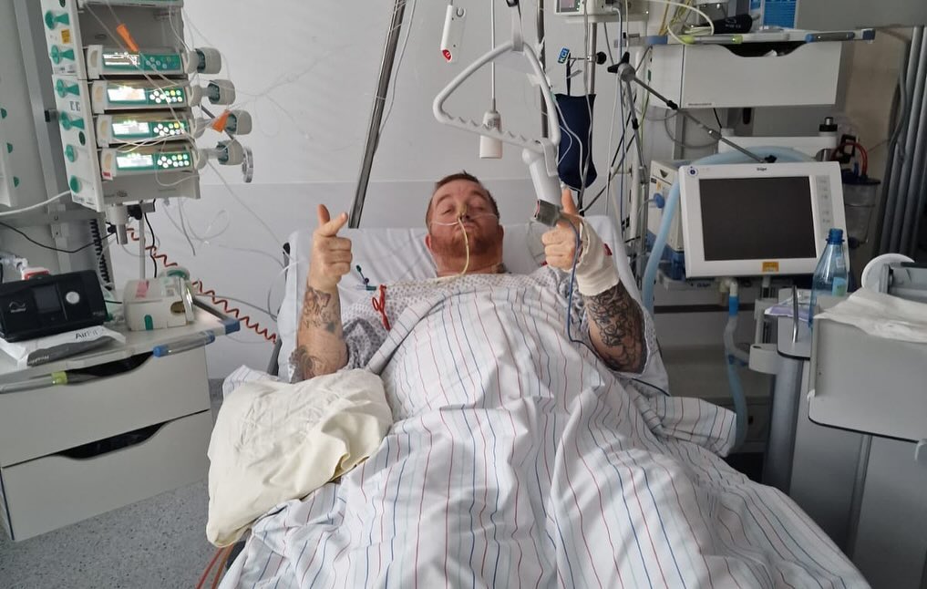 Die folgenden Bilder sind nicht nicht für  jeden geeignet. Hier ging’s mir wirklich super schlecht. Nichts desto trotz geht’s mir gut damir die Bilder zu sehen und mich erinnern. Wie stark ich gekämpft habe und wie viel Power habe. Wenn der Beastmode aktiviert ist. Wie viel ist da möglich ? Einfach alles wäre da möglich. 

Hier sieht man den eisernen Willen und jedes Feuer in meinen Augen diesem scheiss Krebs mit allem was ich habe zu begegnen. Meine ganze Kraft und meine Power bekommst du zu spüren, meine Wut, Trauer Hass und Schmerz du bekommst alles zu spüren. Bis du für immer gehst 💪🏻💪🏻💪🏻💪🏻

Ich gebe niemals auf. 💪🏻💪🏻💪🏻💪🏻

FUCK CANCER 

Diese Bilder motivieren mich weiterzumachen 💪🏻

We are CANCERBUSTERS

Wie geht’s euch bei solchen Bildern ? Motiviert euch das wenn ihr euch so sehen würdet? Oder kommen da bestimmte Gedanken die man nicht möchte ? 

#krebsisteinarschloch #darmkrebs#krebskämpfer #krebskrank #cancer #mutmacher #cancerfighter #lifestyle#cancerblogger #lifeisgood #lifeisbeautiful #lifecoachin #palliativ #darmkrebs#lifeofadventure #dasistpalliativ #selfie #healthylifestyle #healthy #gesundheit #gesundleben #krank #krankheit #lebensfreude #darmkrebskämpfer #krebskrank  #cancerfighter #lebedeinleben #lebensmotto #fickdichkrebs #zitate 
#fckcancer