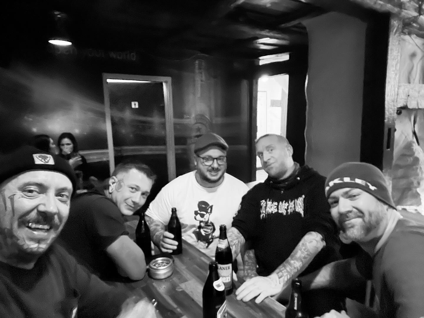 Danke meine Freunde ❤️❤️ das hat mal wieder richtig gut getan  @trouble___t @sweaty.axl.tattoo @tattoo.ole @vince_sinnerscirclehdh ❤️😘😘 

Rausgehen wie früher, scheisse labern, lachen uns ein paar Stunden frei und voll im Moment. Ich brauch keine Weltreise und keine richtigen Lottozahlen, hier ist das Leben., unbezahlbar 😉❤️👍👍

Gerne bald wieder 😉😉

krebs#krebskämpfer #krebskrank #cancer #mutmacher #cancerfighter #lifestyle#cancerblogger #lifeisgood #lifeisbeautiful #lifecoachin #palliativ #darmkrebs#lifeofadventure #dasistpalliativ #selfie #healthylifestyle #healthy #gesundheit #gesundleben #krank #krankheit #lebensfreude #darmkrebskämpfer #krebskrank  #cancerfighter #lebedeinleben #lebensmotto #fickdichkrebs #zitate 
#fckcancer