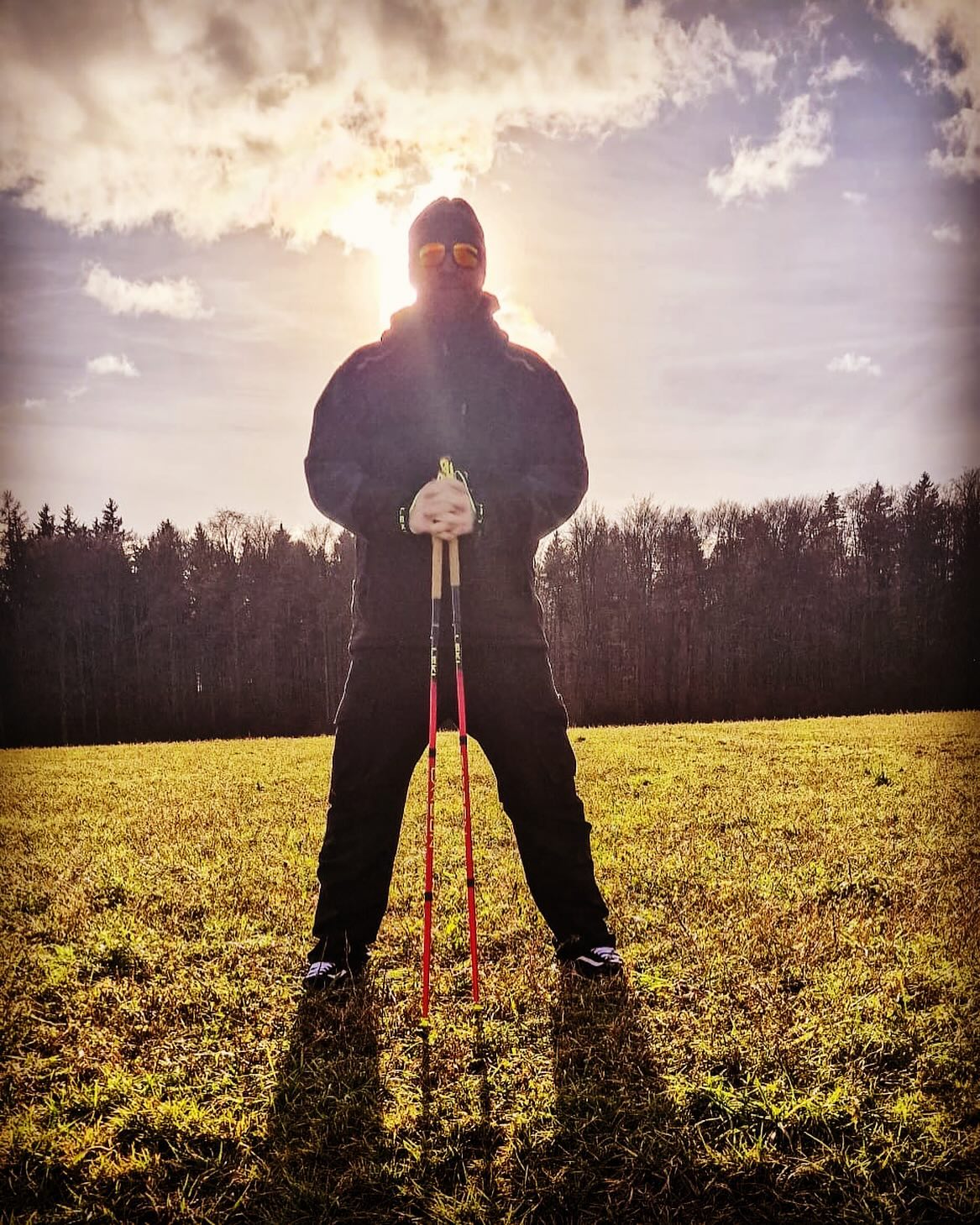 Morgen geht das Jahr zu Ende 

Ich hab alles gegeben, lag Wochen lang stationär, hab mich hochgeboxt und diesem Krebs zu jedem Zeitpunkt in die Schnauze geschlagen. Er hat es oft probiert aber dieses Jahr geh ich als Sieger aus dem Ring. Du kannst garnix.
Ich lach dich aus du Krebs …..Den falschen ausgesucht…. Ich gebe nicht auf .. Streck mich nieder ich steh grinsend auf … denn eins hat mich Kumpel immer wieder gelernt …. Das Lachen und den Humor und die Power die kann mir niemand nehmen. 

Ich bin so stolz auf meinen Körper.

Danke liebe Community fürs immer wieder mitmachen motivieren und für die lieben Nachrichten. Mir macht das hier wahnsinnig viel Spaß diesem Internet und mittlerweile erreiche ich doch einige Menschen mit meiner Botschaft:

Ich hab zwar Krebs aber das Leben ist noch nicht vorbei … Ich bin fuckin Palliativpatient… was gibt’s eigentlich schlimmeres ? Garnix .. also machen wir was zu tun ist … das Leben bis zum letzte Tropfen aussaugen und genießen. Dabei den Kopf oben behalten und niemals nach hinten sehen. 

🤘🤘🤘 

Danke an alle die an mich denken und mein größter Dank ist meine Familie und meine Freunde, die sich immer um mich kümmern. 

#krebsisteinarschloch #darmkrebs#krebskämpfer #krebskrank #cancer #mutmacher #cancerfighter #lifestyle#cancerblogger #lifeisgood #lifeisbeautiful #lifecoachin #palliativ #darmkrebs#lifeofadventure #dasistpalliativ #selfie #healthylifestyle #healthy #gesundheit #gesundleben #krank #krankheit #lebensfreude #darmkrebskämpfer #krebskrank  #cancerfighter #lebedeinleben #lebensmotto #fickdichkrebs #zitate 
#fckcancer