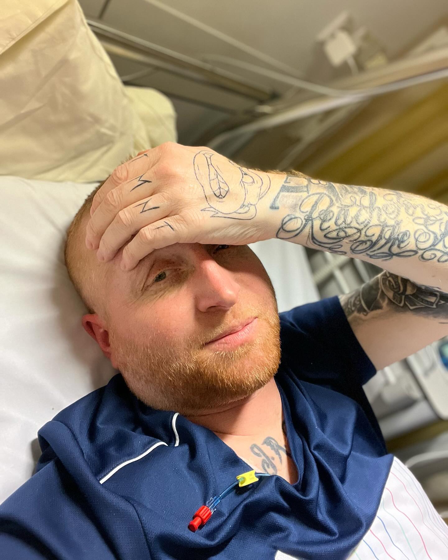 Und du kämpft gegen diese Schmerzen an. 

Du alleine 

KOLBE VS Schmerz

Kaum ein Gedanke kann ich greifen, konzentrieren angesagt. Versuch ihn zu leiten bis die Mittel wirken. Zeigs ihm. Er bringt mich zum heulen, meine Nase läuft. Er bringt mich innerlich zum schreien. Er zwingt mich anders zu atmen. Ich bremse den Atem mit den Lippen zusammen, atmen normal Kolbe. Bleib ruhig, ignoriere die Krämpfe in den Händen dabei, die tun Scheiße weh dazu grad. Der Oberkörper brennt 🔥 meine Seite , alles einfach. Bitte nicht anfassen. Gebt mir 20min. Ich Atem weiter. Aufstehen, sitzen liegen in die Knie. Der Kreislauf stabil, er Fokus ganz klar beim Schmerz. Ich hasse dich. Ich bin stinkwütend auf dich. Ich balle meine Fäuste, ich spanne alles an und lass wieder los.

Hier ist Kampfzone…. Bis hier kann mir keiner mehr helfen. Ich bin alleine, gegen dich, du Schmerz. 1vs1. …
Ich spüre was … die Tränen laufen über das Gesicht. 
Habs geschafft … eine Attacke … ich bin Sieger. Ich bin froh. Ich kann normal atmen. Mir wird schwindelig, muss mich erstmal setzen. Ausruhen was trinken.

Das war Krass … wow …. 8-8,5 von der Stärke … heftig … 30min lang ging’s 

Nun ist es besser … ich brauch aber noch .. alles ist verkrampft …

Ich kann wieder schmunzeln. Male mir lustige Sachen aus, träume vom Hobby und das aller aller wichtigste, ich träum und grinse dabei 🥰 

Du kannst garnix ich lach dich aus …

Fuck Cancer in ya face …

Wahnsinn was der Körper alles kann. 

#krebsisteinarschloch #darmkrebs#krebskämpfer #krebskrank #cancer #mutmacher #cancerfighter #lifestyle#cancerblogger #lifeisgood #lifeisbeautiful #lifecoachin #palliativ #palliativpatient #lifeofadventure #dasistpalliativ #selfie #healthylifestyle #palliativcare #gesundheit #gesundleben #krank #krankheit #lebensfreude #darmkrebskämpfer #krebskrank  #cancerfighter #lebedeinleben #lebensmotto #fickdichkrebs #zitate 
#fckcancer